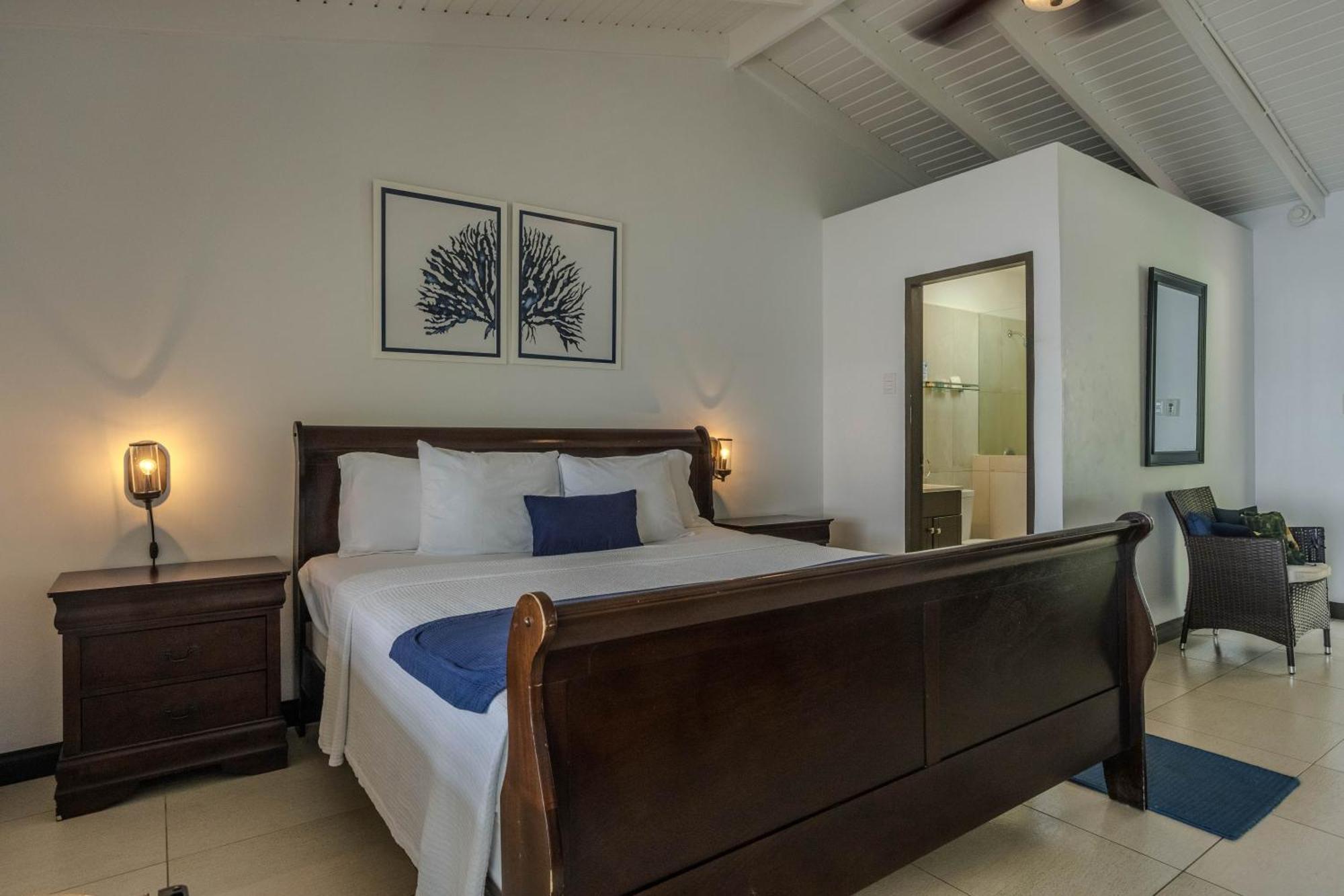 Blue Waters Inn Speyside Екстер'єр фото