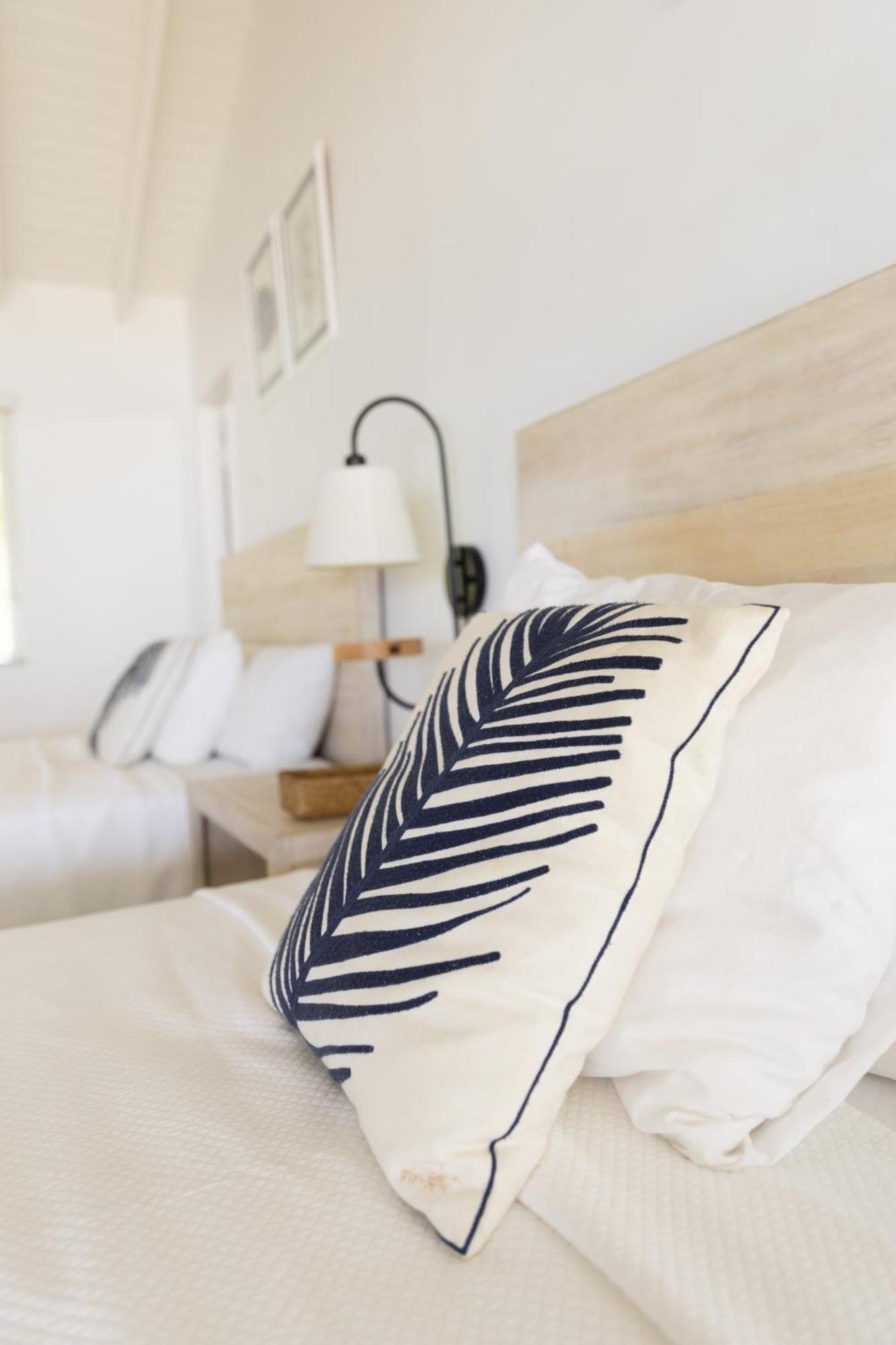 Blue Waters Inn Speyside Екстер'єр фото