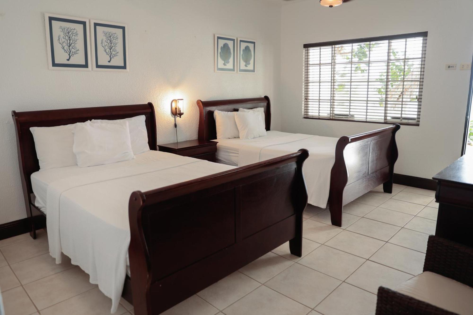 Blue Waters Inn Speyside Екстер'єр фото