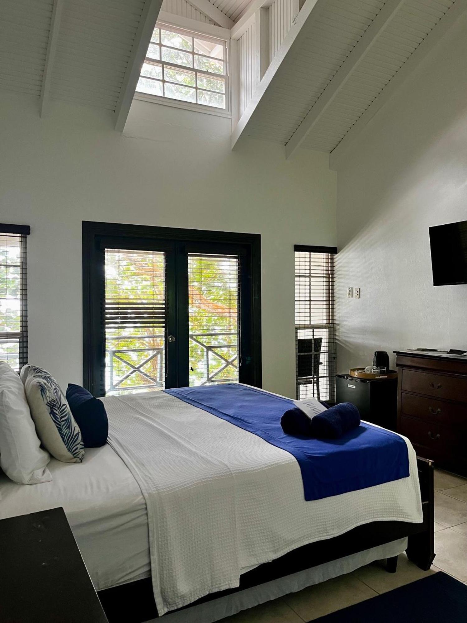 Blue Waters Inn Speyside Екстер'єр фото