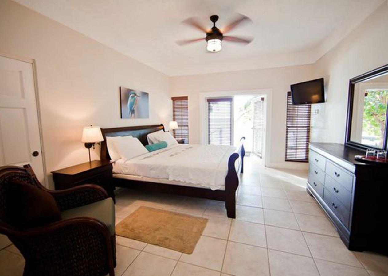 Blue Waters Inn Speyside Екстер'єр фото