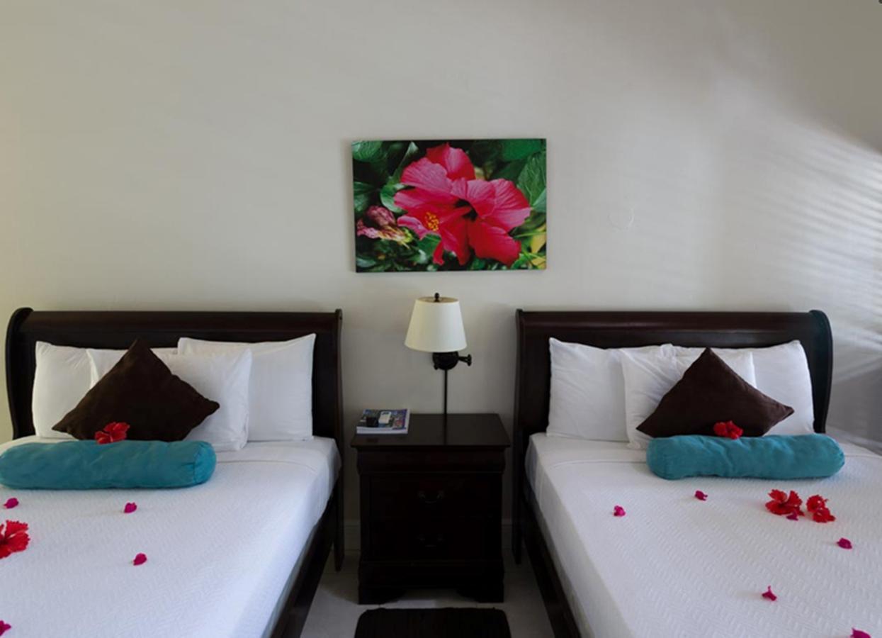Blue Waters Inn Speyside Екстер'єр фото